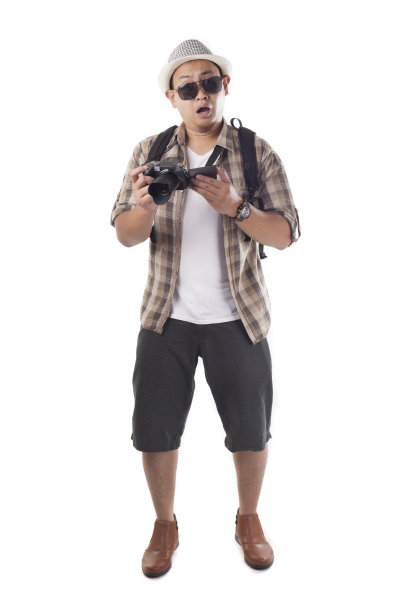 白色孤岛上的旅行者。男性背包客摄影师游客图片下载