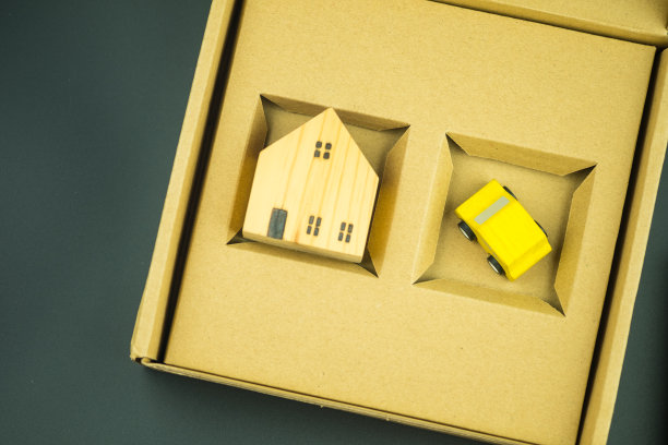 房屋和汽车保险概念。棕色盒子里的木屋和木车。家里。新家和新车图片下载