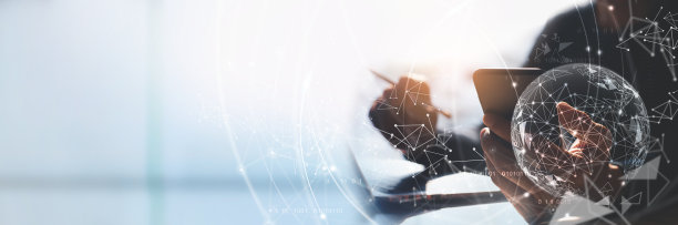 互联网网络技术，数字软件开发，未来技术背景，物联网概念。男子使用手机和笔记本电脑与全球网络连接，计算机代码图片下载