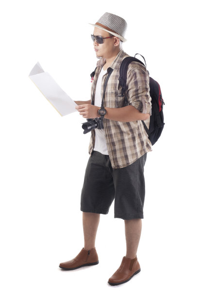 白色孤岛上的旅行者。男性背包客正在看地图图片下载