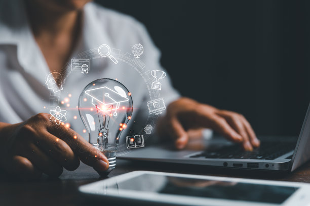 女手持灯泡展示毕业帽，互联网教育课程学位，学习知识以创造性思维理念和解决方案。电子学习研究生证书课程的概念。图片下载