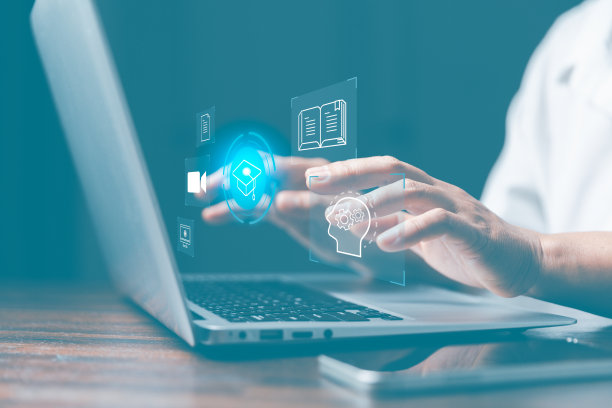 数字课程培养新技能。网上学习在线教育培训网络研讨会为个人发展和专业资格。学生使用电脑的概念。图片下载