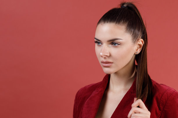 年轻的现代白种人30岁女人在红色天鹅绒夹克脸肖像图片下载