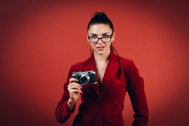 年轻积极的白人女子手持老式相机图片下载