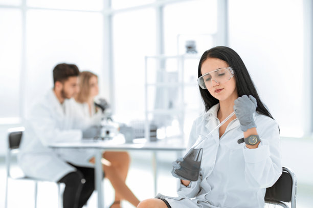 关闭了。女科学家取了一份液体样本。图片下载