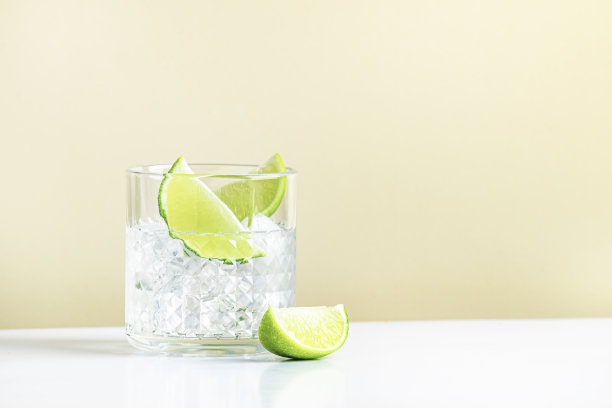 Ti punch酒精鸡尾酒饮料，由白朗姆酒、糖浆和酸橙，传统的加勒比饮料。米色背景，极简风格图片下载