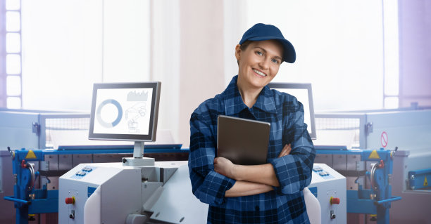 工程师在智能工厂中使用数字平板电脑控制机器人。图片下载