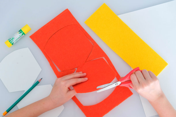 一桶蜂蜜一步一步指令制成的毛毡。DIY的概念。按部就班的照片说明。步骤2。图片下载