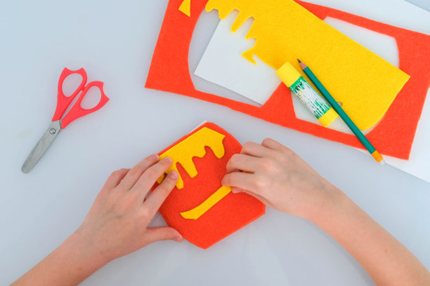 一桶蜂蜜一步一步指令制成的毛毡。DIY的概念。按部就班的照片说明。第5步。图片下载