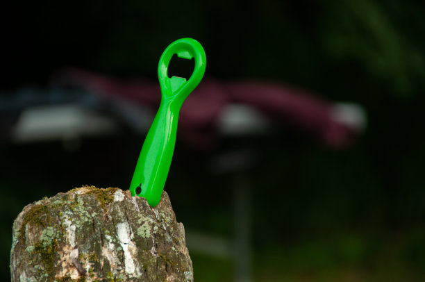 一个装在柱子上的开酒帽器图片下载