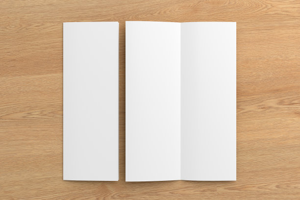 半折叠传单A4垂直小册子模拟在木制背景。正上方视图图片下载