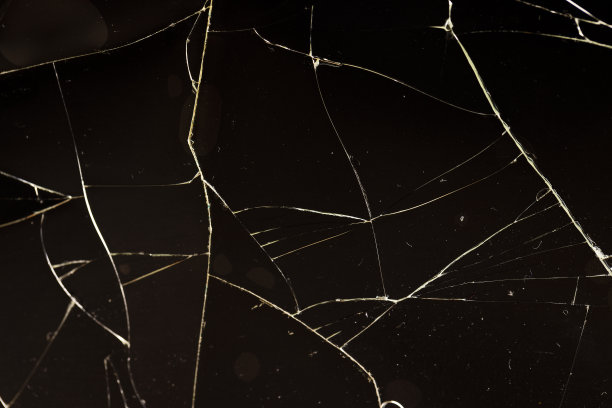 玻璃破碎成大量碎片和裂纹图片下载