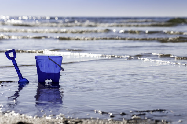 波浪中有一个水桶和铁锹图片下载