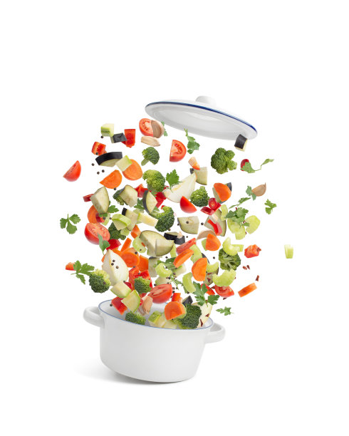 白色平底锅里的食材会飞起来，各种蔬菜漂浮在平底锅上方。图片下载