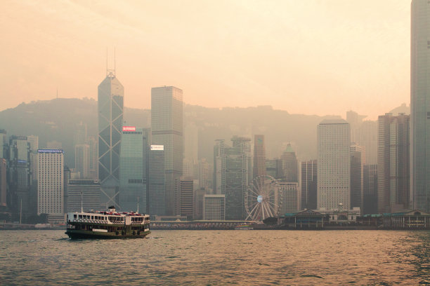 日落时分著名的香港维多利亚港天际线图片下载