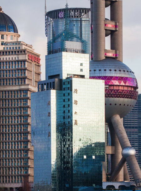 上海著名的陆家嘴金融区的摩天大楼在白天的灯光下全景图片下载