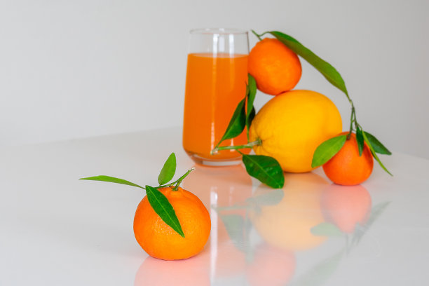 一杯橙汁，新鲜水果图片下载