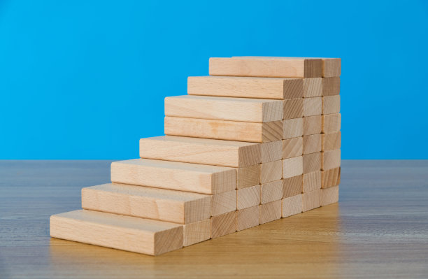 用玩具积木做成的楼梯图片下载