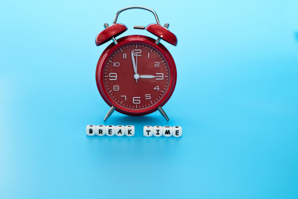 木头立方体，有单词休息时间图片下载