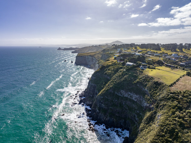这是新西兰南岛第二大城市达尼丁的海滨郊区圣克莱尔的高角度无人机拍摄的陡峭海岸线。图片下载