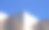 工业厂房的波纹钢墙，以蓝色晴朗的天空为背景，表面反射光线图片下载