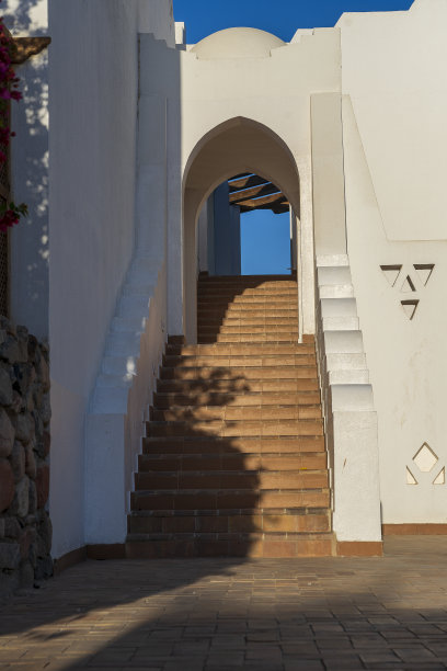 埃及沙姆沙伊赫街道上一所房子的楼梯和白墙的细节图片下载
