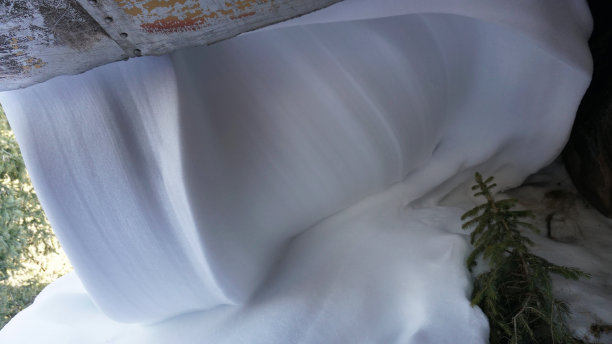 雪有趣地从屋顶上滑下来图片下载