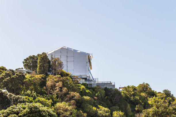 山上用塑料包裹的大房子图片下载