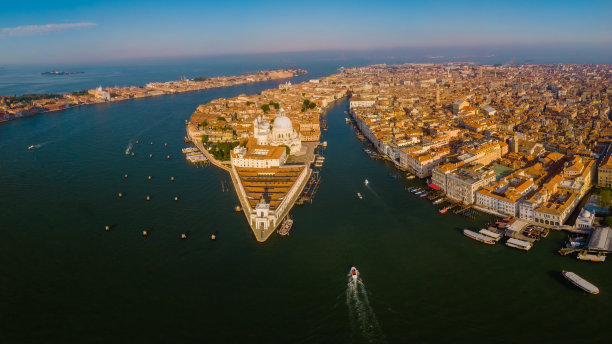 意大利威尼斯的大运河和圣玛丽亚大教堂。无人机鸟瞰意大利威尼斯图片下载