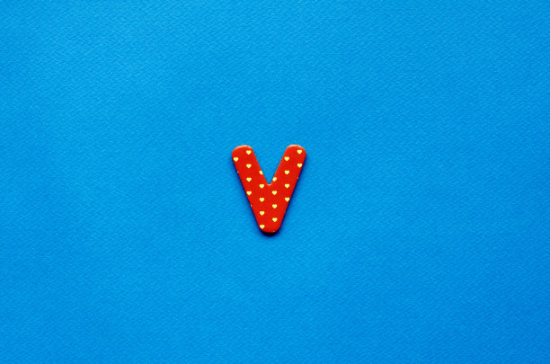 蓝色纸背景上的字母v图片下载
