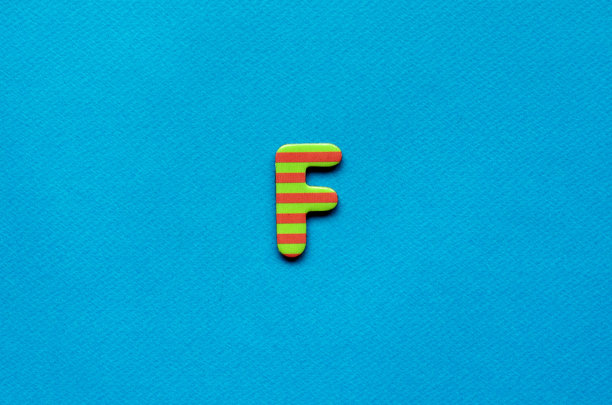 字母f在蓝色纸背景上图片下载