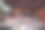 通过牛排屋老板的烧烤架在热炭上放置烤串的低角度视图图片下载