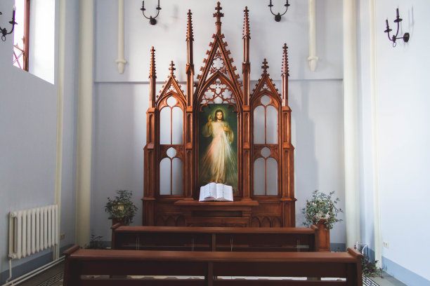 人们在教堂祈祷。教堂教区。信徒们坐在大厅里的长凳上。图片下载