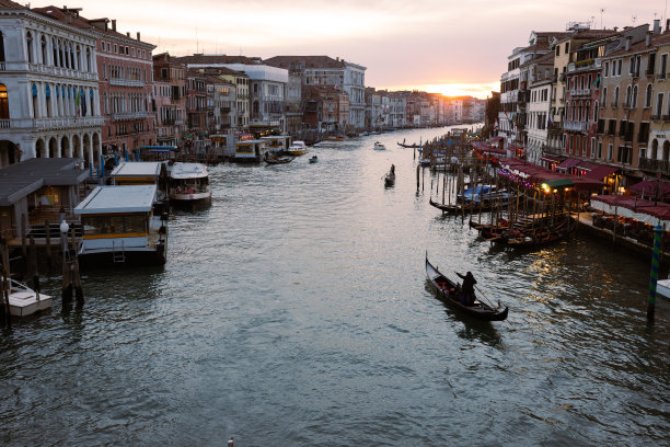 日落时分的大运河，贡多拉经过里阿尔托图片下载