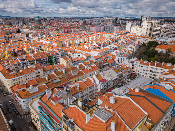 白天里斯本城市附近的建筑和街道中间的航拍图像图片下载