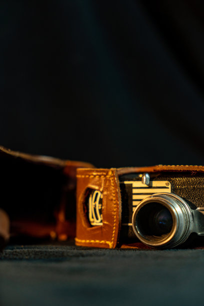 老式胶片相机与黑色背景图片下载
