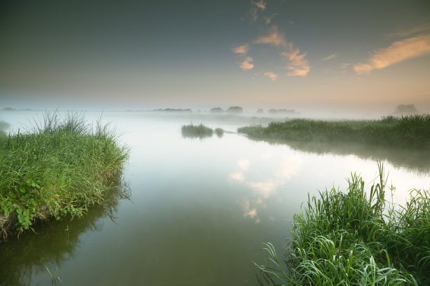 早晨雾气笼罩着水面图片下载