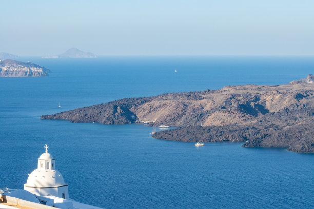 希腊南爱琴海群岛圣托里尼火山口上的Nea Kameni岛和圣米纳斯教堂图片下载