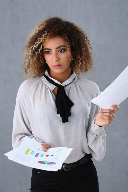 深思熟虑的悲伤的西班牙女商人持有财务图表图片下载