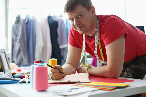 在工作室工作室工作的男性时装设计师图片下载