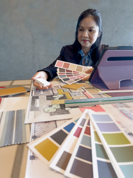 设计智能设备概念的建筑师(室内设计师)。图片下载