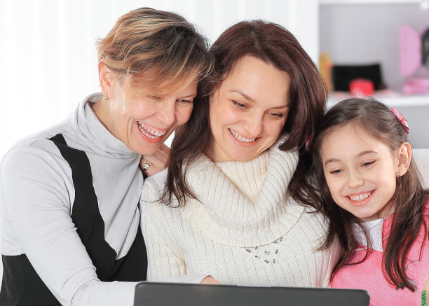 一家人在笔记本电脑上看最喜欢的节目图片下载