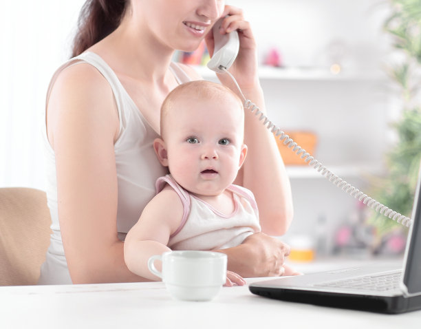年轻的妈妈给宝宝听电话谈话图片下载