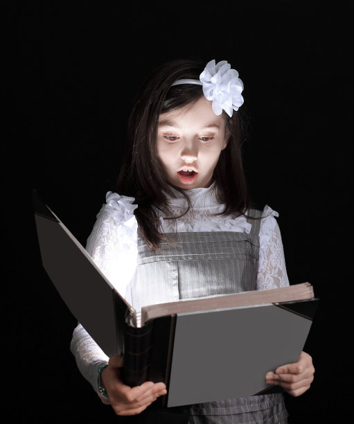 小女孩在阅读一个有趣的故事图片下载