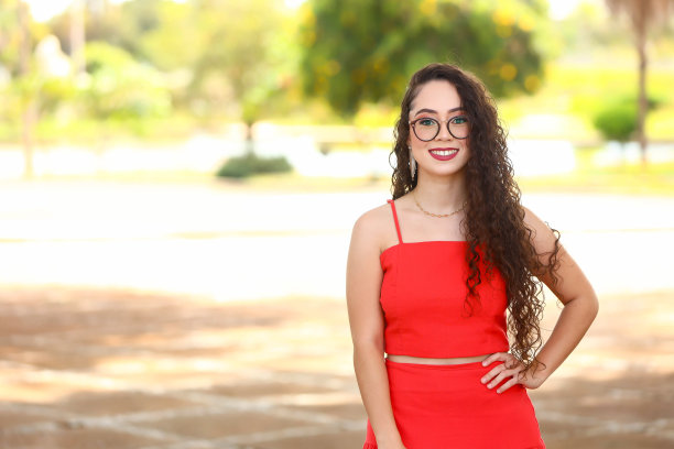 女大学生戴眼镜卷头发，女商人面带微笑图片下载