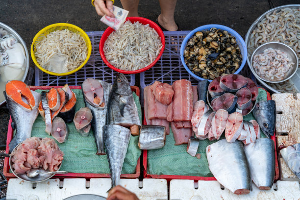 在越南胡志明市的Thi Nghe当地市场，一群女人和一群男人在卖海鲜。越南图片图片下载