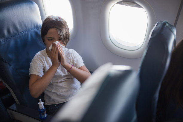 女孩皱着眉头擤鼻涕时用纸巾图片下载