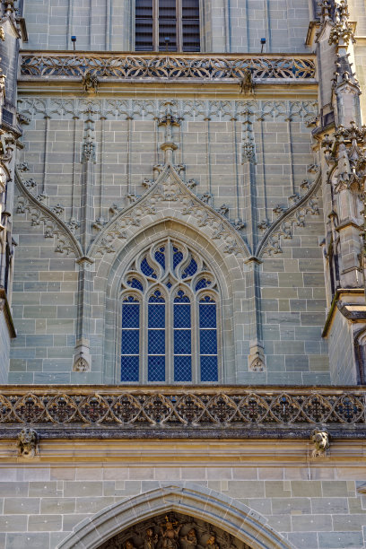 在一个阳光明媚的冬日，瑞士伯尔尼老城著名的伯尔尼大教堂的正门和窗户。图片下载