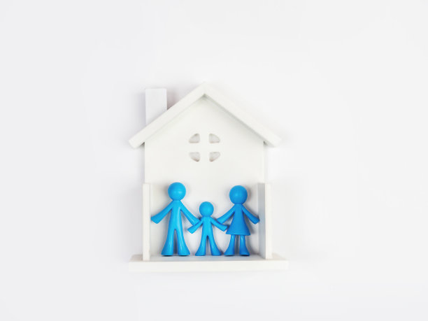 房子里的小人雕像。家庭的概念图片下载