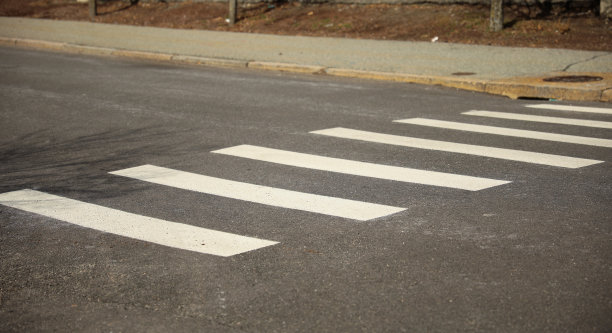市中心的人行横道，没有人显示十字路口描绘生活方式和未来象征抽象的晚上照明图片下载